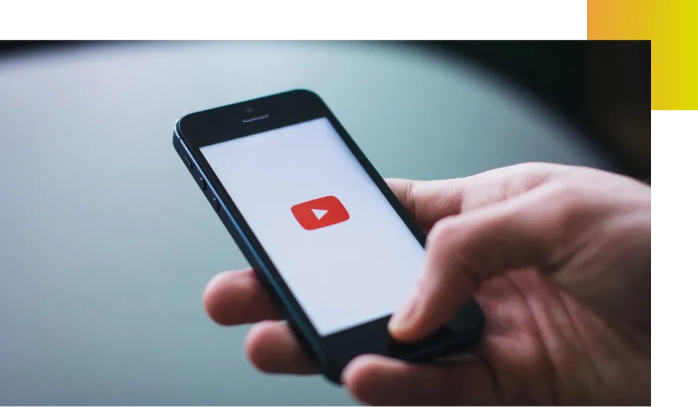 スマートフォンでYouTubeアプリを表示